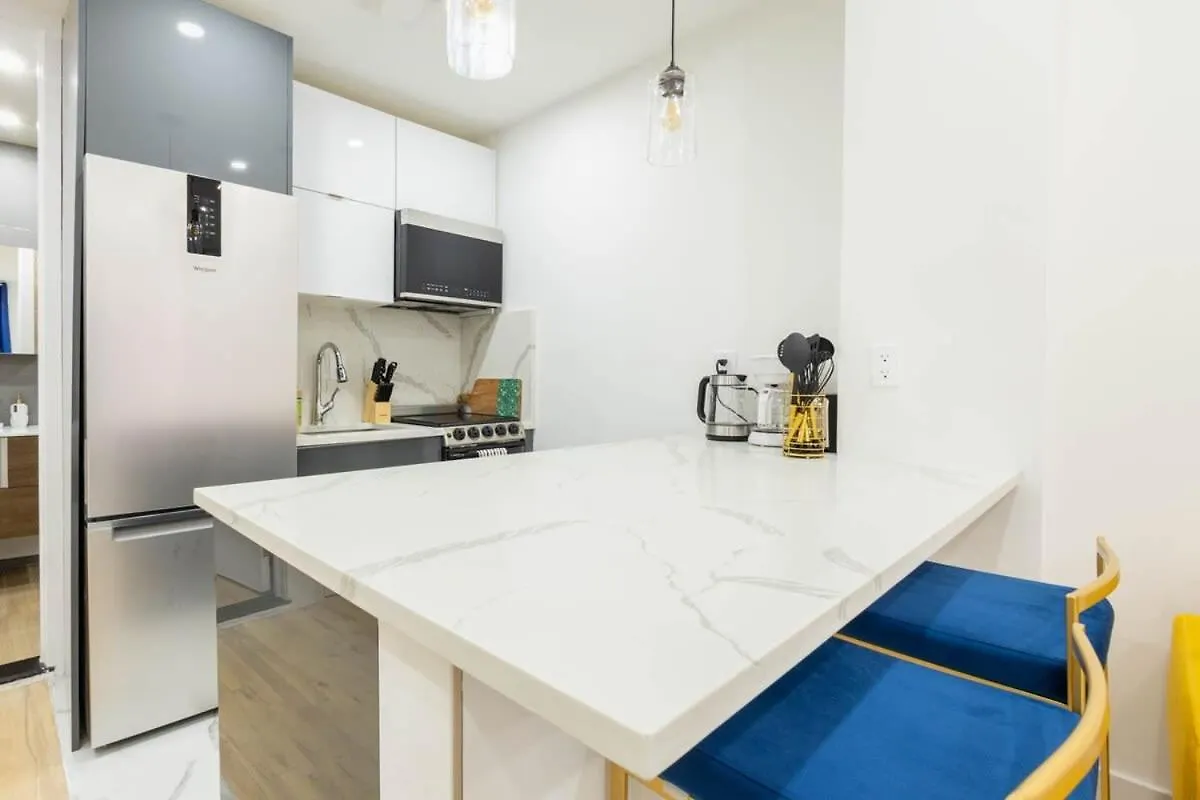 1597-1 Large Studio In The Unit Prime Ues New York
